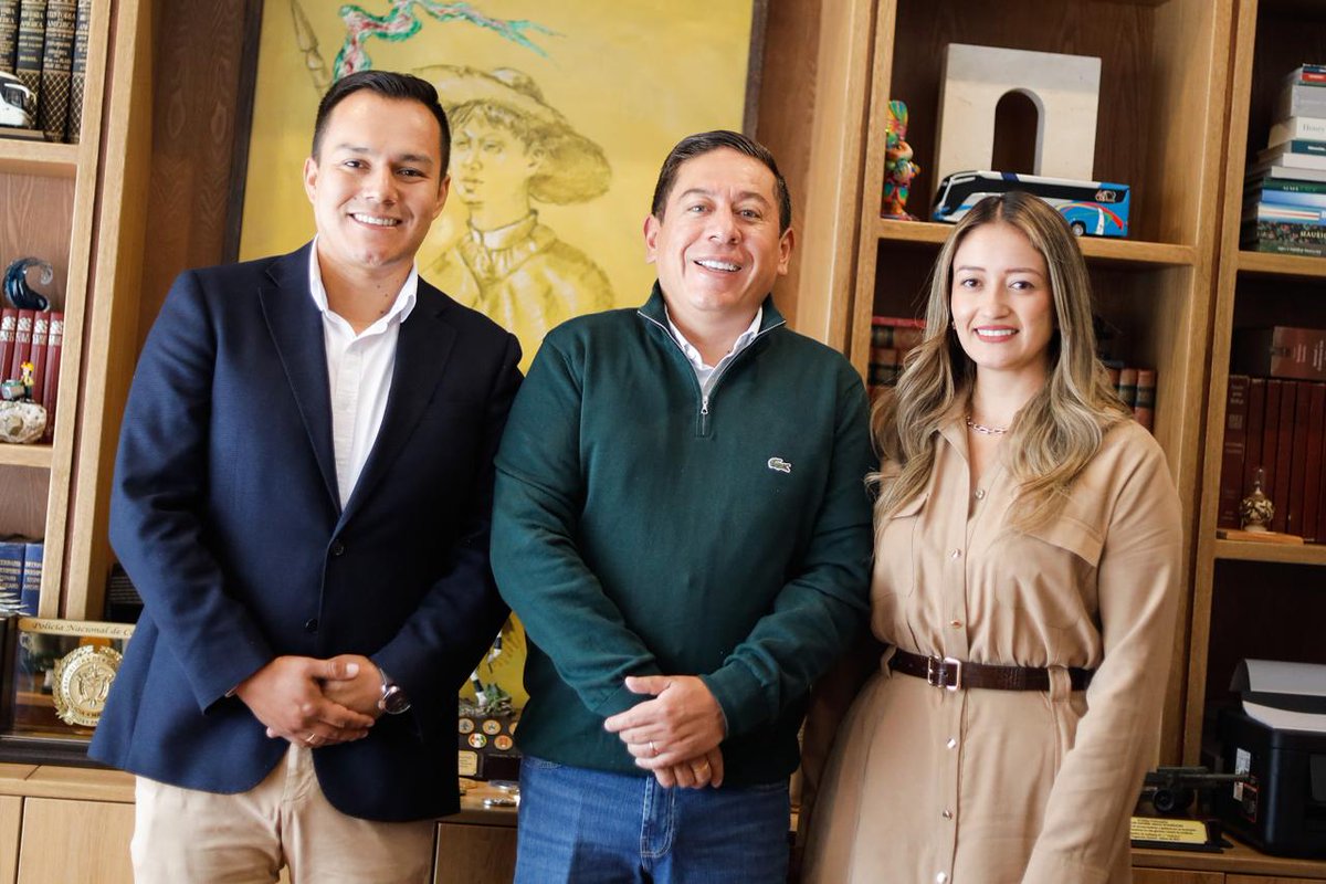 CarlosAmayaR's tweet photo. Hoy posesionamos a Diego Alejandro Díaz, quien asume como director Administrativo de esta #BoyacáGrande 💚💜🤍.

Llega a este cargo con experiencia, compromiso y muchas ganas de aportar al buen funcionamiento de la Gobernación, como ya lo ha demostrado siendo uno de los funcionarios más eficientes del equipo.

Confiamos en su liderazgo y en su capacidad para asumir los retos que vienen y seguir fortaleciendo el trabajo institucional.

Le deseamos muchos éxitos en esta nueva etapa, seguros de que su gestión seguirá trayendo grandes logros en beneficio de nuestra tierra.