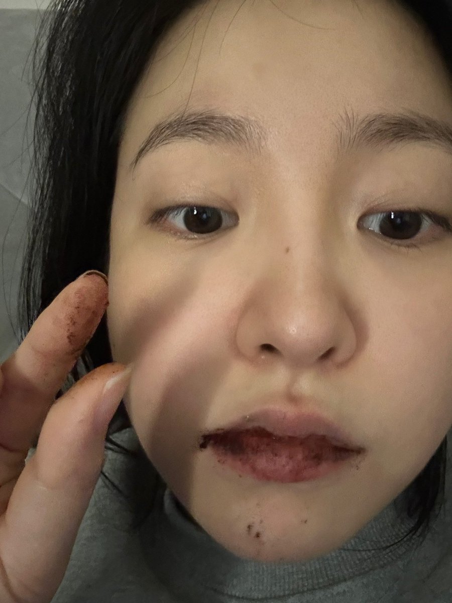 นู๋เยมเด่กเร้กมากกกกกก หายไป 30 นาทีเพราะมัวแต่ไปกินดูไบช้อคโมจิมา ละดูถ่ายรูปมาให้ป้าๆดูดิ น๊องงงงงงงงงงงงงโลกเค้ามาทวงตำแหน่งคืนแร้ว😭😭😭😭