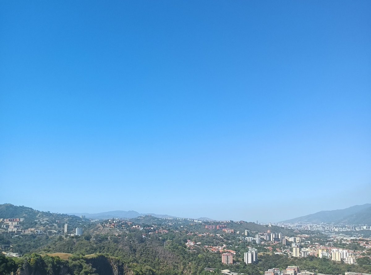 Contemplar el cielo caraqueño en estas fechas es reconciliarse con la ciudad. Es entender que, a pesar de todo, la belleza siempre encuentra una forma de volver a visitarnos cada diciembre.
#Diciembre 
#caracas
#azulnavidad
#navidad