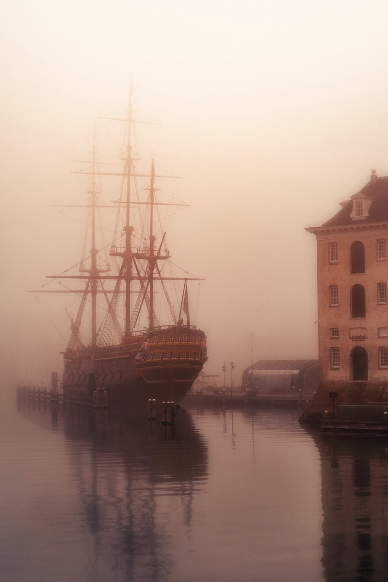 В субботу в Амстердаме был эпичный туман. Стоял долго. Я давно ждал когда же будет такой плотный туман, чтобы пойти поснимать. Вышло пару неплохих кадров. Обрабатывать туман конечно тяжелее и получилось далеко от реальности, но мне нравится муд