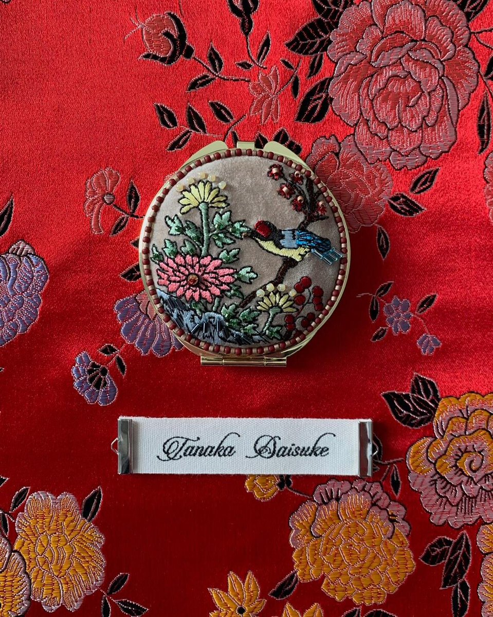 タナカダイスケのコンパクトミラービーズ刺繍がかわいい