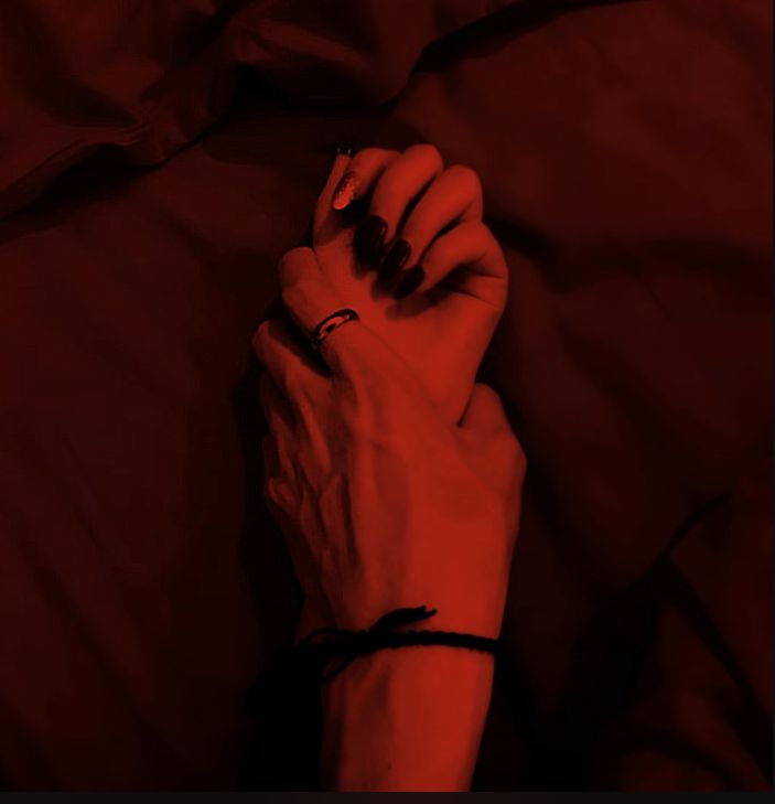 jhaynaoz's tweet photo. 🫀⛓️| 𝑆𝑐𝑎𝑟𝑦? 𝑌𝑜𝑢 𝑎𝑟𝑒 𝑑𝑖𝑣𝑖𝑛𝑒.

   Todos os amigos de Maria tentam abrir os seus olhos para o relacionamento tóxico em que vive com Remi, mas o que ninguém percebeu é que ela ama estar nele, mesmo sabendo das consequências. 

🫀.📡.❌AU

#HEXATOMBE #Mami #labyoon https://t.co/7bwnrAUW4C