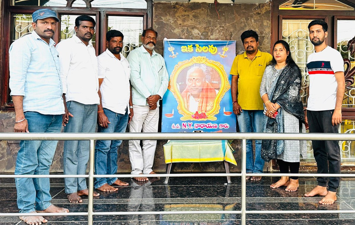 karatesindhuth1's tweet photo. పాల్వంచ పట్టణ కాంగ్రెస్ అధ్యక్షుడు నూకల రంగారావు గారి తండ్రి N.Y. నారాయణ గారి చిత్రపటానికి నివాళులర్పించి కుటుంబసభ్యులకు ప్రగాఢ సానుభూతి తెలియజేసిన  BRS నాయకురాలు అంతర్జాతీయ క్రీడాకారిణి సింధు తపస్వి @KTRBRS @BRSHarish @SantoshKumarBRS @BRSparty @RaoKavitha @KCRBRSPresident @ https://t.co/dUVm5Ekm4q