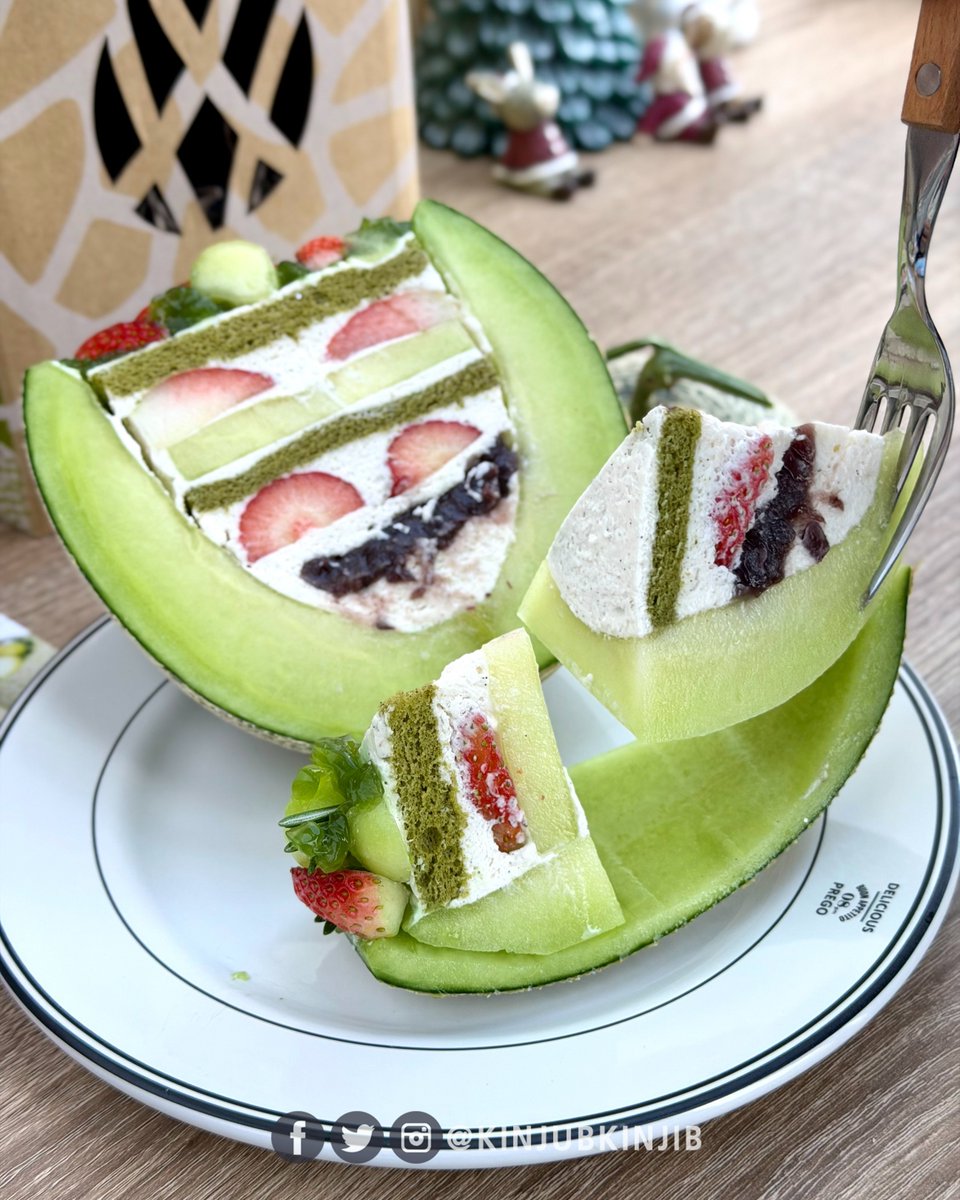 🍈กลับมาแล้ววว Melon Cake หวานฉ่ำรสละมุนของ Kyo Roll En ที่เสิร์ฟเมลอนสายพันธุ์ยูบาริมาทั้งลูก ด้านในสอดไส้เค้กและผลไม้สดชั้นถึง 15 ชั้น มีทั้งเฟรชครีม, ถัวแดง, มัทฉะเค้ก, เมลอนสด, สตรอว์เบอร์รี่สด, และมัทฉะเจลลี่ รสชาติหวานฉ่ำหอมนุ่มละมุนในทุกๆคำ
.
📣ใครกำลังมองหาของปีใหม่