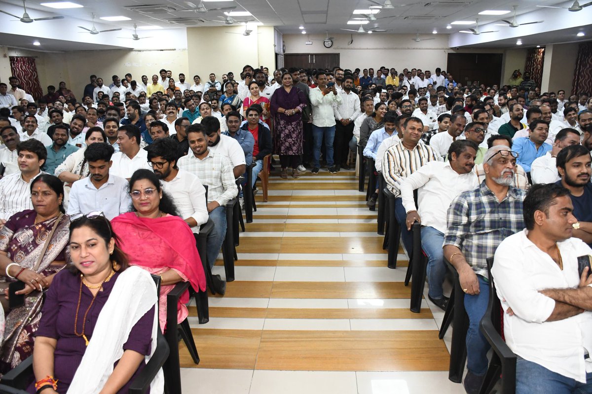 ShelarAshish's tweet photo. मुंबई महानगरपालिका निवडणूक २०२६ च्या पार्श्वभूमीवर आज दादर येथील पक्ष कार्यालयात भाजपा मुंबई अध्यक्ष अमीत साटम जी यांच्या अध्यक्षतेखाली माजी नगरसेवक, मंडळ अध्यक्ष, वॉर्ड अध्यक्ष, बूथ प्रमुख यांची बैठक पार पडली. यावेळी भाजपाची विकासकाम��� घराघरात पोहोचवून जनतेपर्यंत केंद्र व राज्य सरकारच्या लोकहितकारी योजनांचा प्रभावी संदेश पोहोचण्याबाबत उपस्थितांशी संवाद साधला.

@AmeetSatam 
#Mumbai #AshishShelar