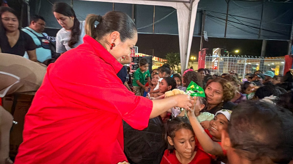 Risas, abrazos y ojitos llenos de ilusión ✨. Así vivimos en mi amado #Milagro una hermosa jornada de entrega de juguetes junto a nuestros niños.

La Navidad es compartir, es ternura y es esperanza cuando se hace desde el corazón.

<a href="/MashiRafael/">Rafael Correa</a> 
<a href="/LuisaGonzalezEc/">Luisa González</a> 
<a href="/RC5Oficial/">Revolución Ciudadana</a>