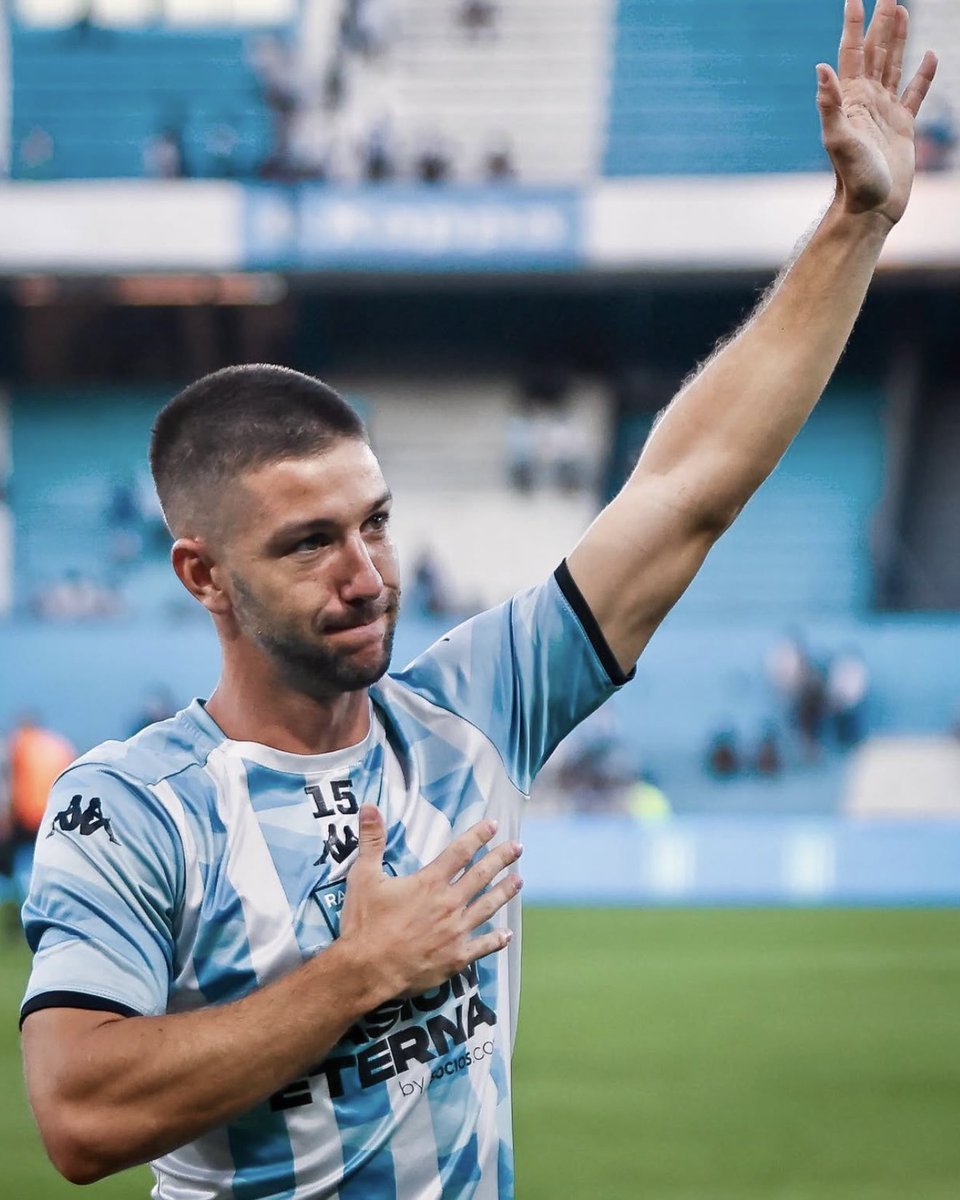 Tema Vietto. La cosa es sencilla: el jugador no encaja ni en el esquema ni en la idea de Costas. A esto se le suma las lesiones recurrentes. Era muy lógico que no siga. Fue el más incómodo en este #Racing. 

Más allá de todo, se le agradece al jugador por volver e intentarlo 🙌🏻
