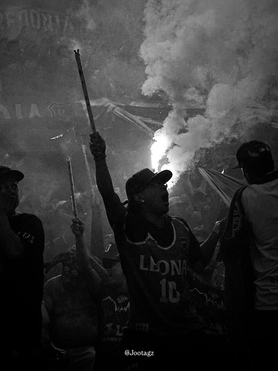 Jootagz's tweet photo. Los jugadores deberían pagar por ver a esta hinchada. @rxn1998oficial https://t.co/7N2GSxJFSt