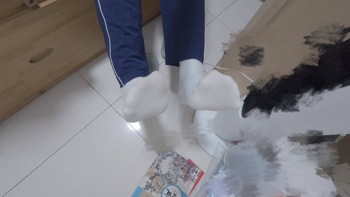 校服裤+厚白袜是本宝宝的日常啦～踩踩踩就脏了，谁来给我洗袜袜呀～