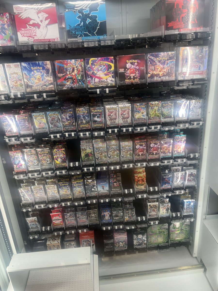 CardinalCasts's tweet image. Pulled out of the Fanatics Vending Machine at the Houston Airport. Pretty cool machines @CardPurchaser