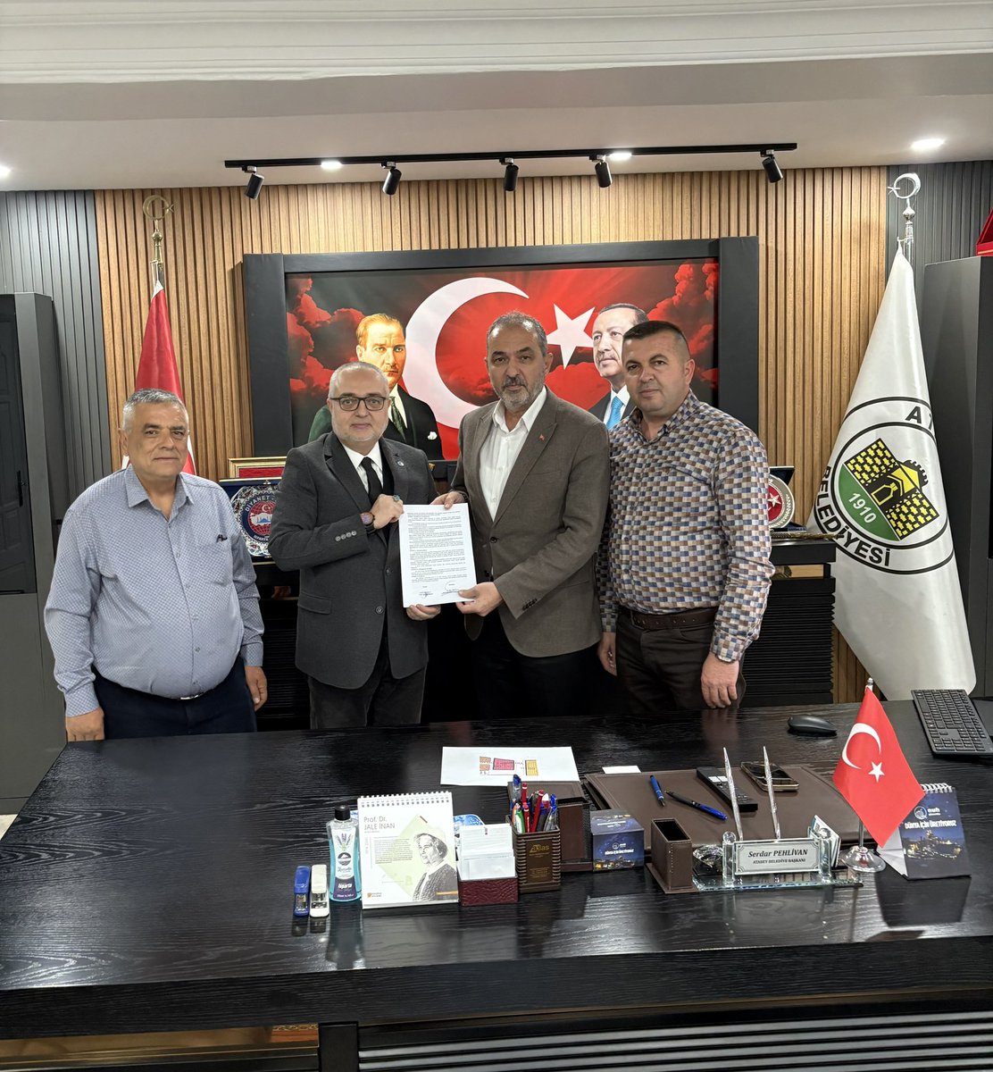 bembirsen32's tweet photo. Atabey Belediyesinde; Yetkili Sendika olarak patenti Sendikamız BEM-BİR-SEN'e ait olan sosyal denge sözleşmesini İl Başkanımız sn. Dr. İlkay ÖZDOĞAN ve Atabey Belediye Başkanımız sn. Serdar PEHLİVAN üst seviyeden imzaladı. 

Hayırlı ve bereketli olsun. 

@Bem_Bir_Sen https://t.co/R37cryRAJz