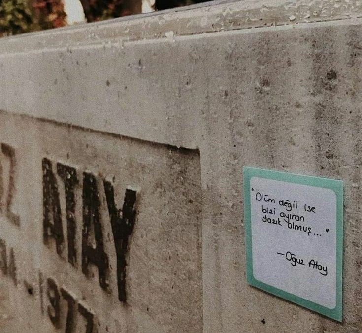 Alıntının Oğuz Atay’ın mezar taşında olması..