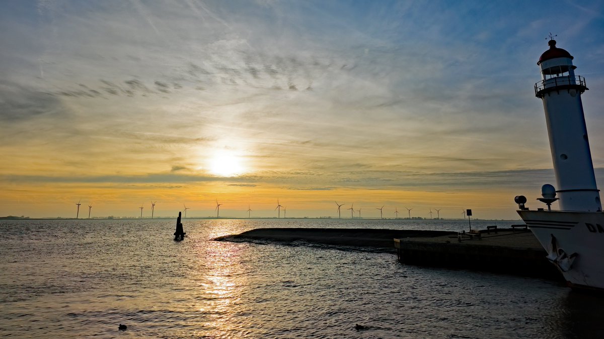 4-luik zonsondergang in de vesting van Hellevoetsluis 🌤️ #weerfoto #Hellevoetsluis <a href="/EilandVoorne/">voorne aan zee</a> <a href="/KikiBo21937/">Monique Bormans</a> <a href="/johan_klos/">Johan Klos</a> <a href="/BasMunne/">BasMunne</a> <a href="/MRTfotografie/">Marianne Rouwendal🌿</a> <a href="/WNLVandaag/">WNL Vandaag</a> <a href="/EdAldus/">Ed Aldus</a> <a href="/BuienRadarNL/">Buienradar</a> <a href="/janvissersweer/">JAN VISSER</a> <a href="/weerverteller/">Weerverteller.nl</a> @weerplaza <a href="/HartvNL/">Hart van Nederland</a>