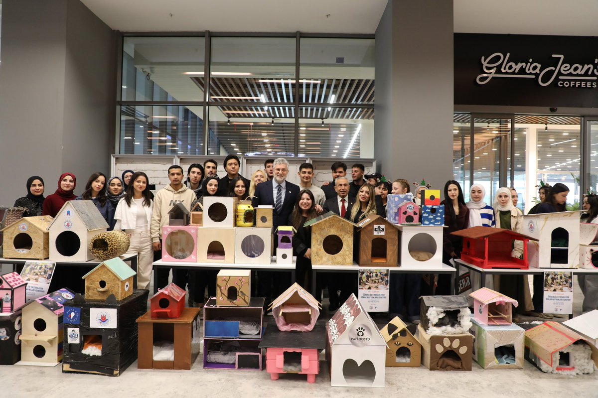 Atlas Green Week, “Dönüştür, Değiştir, Devam Ettir” sloganıyla Atlas Vadi Kampüsümüzde başladı. 22–26 Aralık’ta gerçekleşecek bu özel haftanın ilk gününde, Rektörümüz Prof. Dr. Ersoy Kocabıçak sergi ve stant alanlarını ziyaret ederek sürdürülebilirlik odaklı çalışmaları inceledi.