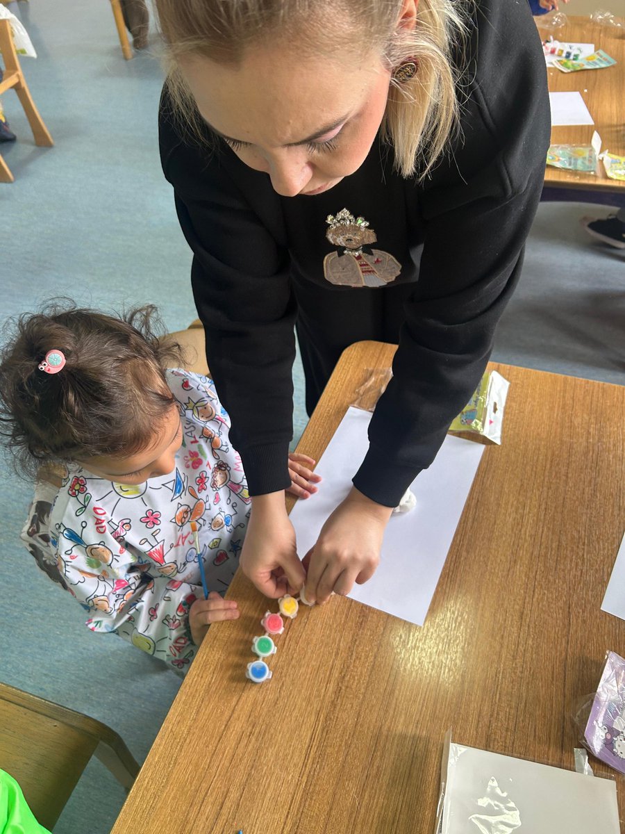 Bugün Sıra Bende etkinliğimiz kapsamında Mor Sınıf velimiz çocuklarımızla birlikte sanat etkinliği gerçekleştirdi. Katılımı ve desteği için velimize teşekkür ederiz🎈
<a href="/bahcesehir_k12/">Bahçeşehir Koleji</a> 
<a href="/EnverYucel/">EnverYucel</a> 
<a href="/koccozlem/">Dr.Özlem Koç</a> 
<a href="/Savas_BOYAR/">Savaş BOYAR</a> 
<a href="/AtlihanMumtaz/">Mümtaz ATLIHAN</a> 
<a href="/ismailK08300410/">İsmail Karaman</a>