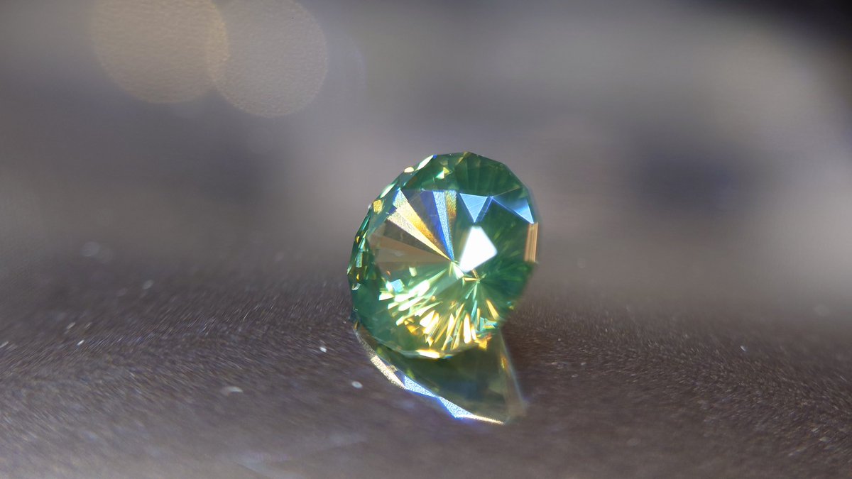 HS_GEM2022's tweet photo. 日を跨いでしまいましたが、、、
#ジルコン ジャ〜ック✨

ｸﾞﾘｰﾝｼﾞﾙｺﾝ
ｽﾘﾗﾝｶ産　1.227ct.
ﾌｧﾝｼｰﾗｳﾝﾄﾞﾅﾘｶｰｶｯﾄ
@GemTree_Japan 

シルキーグリーンだけど
キラキラ✨✨
柔らか優しい癒しの煌めきは
独特の雰囲気です👍 https://t.co/azUjnSvJsj
