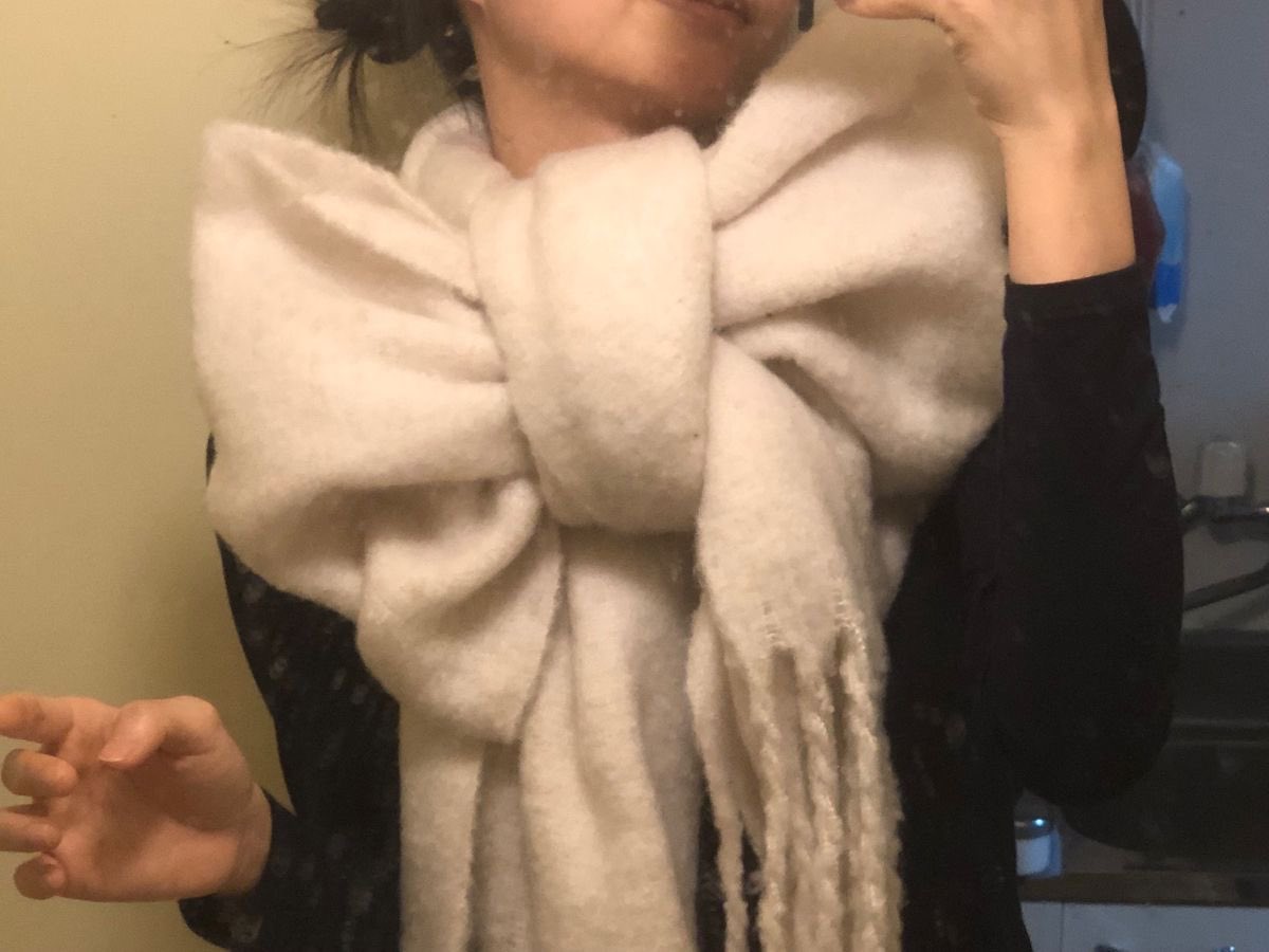 __papillonnoir's tweet image. 今デカリボンを作るために長いマフラーを探していますアクネだと少し短い……