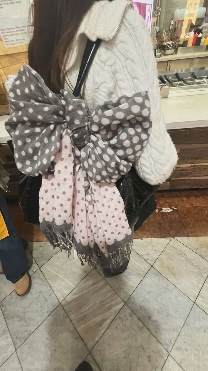 __papillonnoir's tweet image. 今デカリボンを作るために長いマフラーを探していますアクネだと少し短い……