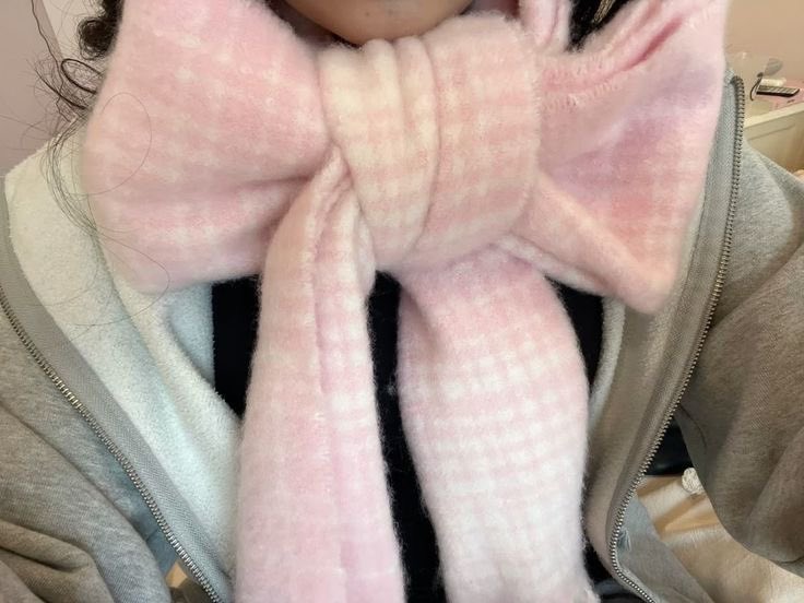 __papillonnoir's tweet image. 今デカリボンを作るために長いマフラーを探していますアクネだと少し短い……