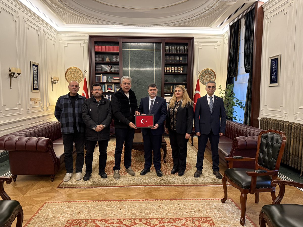 Ankara valimiz sayın Vasip ŞAHİN beyi yönetim kurulu olarak makamında ziyaret ettik.Sivil savunma kökenli olan sayın valimizin misafirperverliği için kendilerine teşekkür ediyoruz.