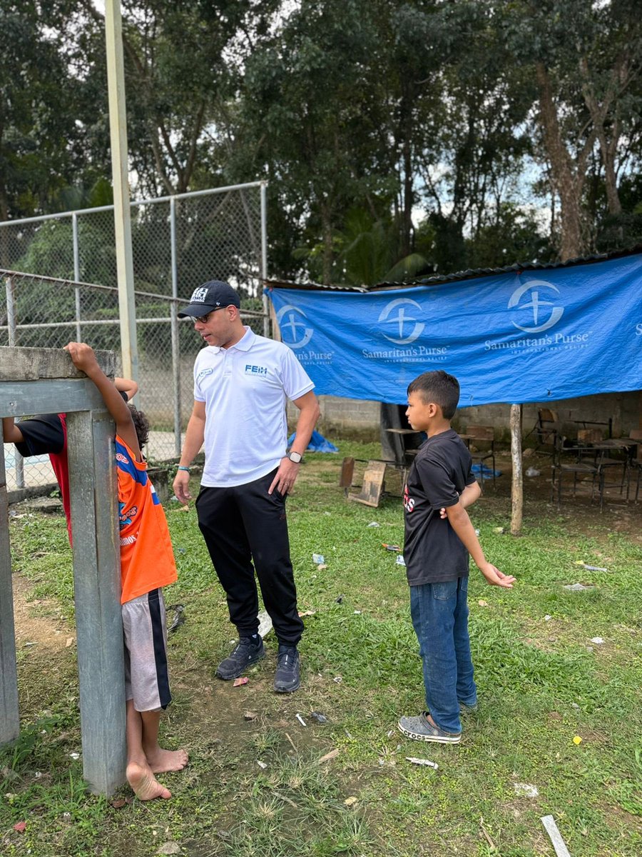 Viernes después del trabajo viajé a Honduras para un fin de semana lleno de propósito. El sábado estuve en Choloma, donde estamos construyendo un Centro Psicopedagógico para niños con autismo y neurodiversidad y compartimos un almuerzo navideño sirviendo comida al equipo de