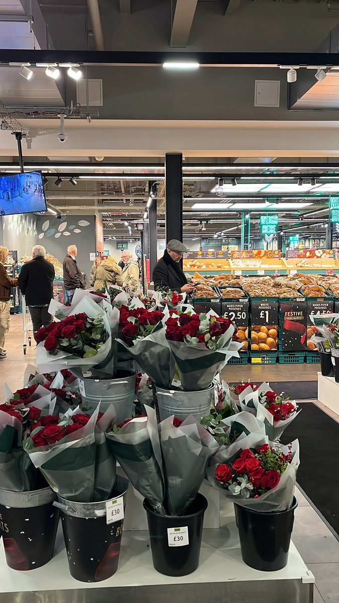 Behind every pilar and hiding in low flow places, there are lost partners lurking with bemused looks in <a href="/marksandspencer/">M&S</a> today #Xmas