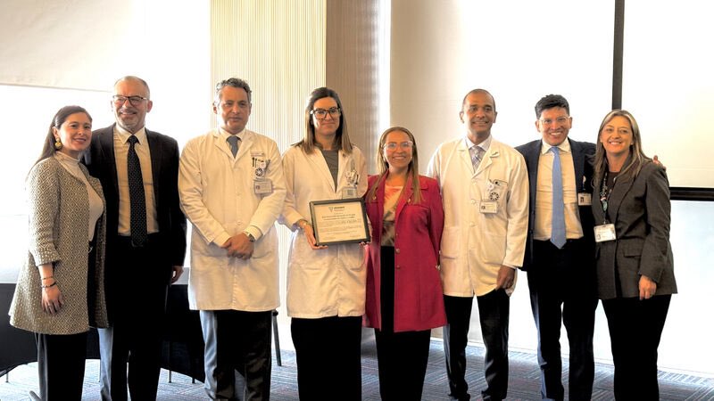 JuanMPardo_'s tweet image. Celebramos la certificación en alto grado del EAM en Cirugía Reconstructiva de Cadera y Rodilla, otorgada por ASCOFAME a la @URosario y la Fundación Santa Fe de Bogotá 🏅.

Formación avanzada para especialistas en Ortopedia y Traumatología 🦴.

#OrgulloRosarista #EMCS #Posgrados.