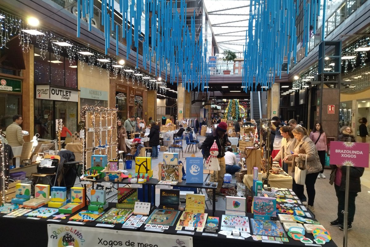 📢 Hoxe o #MercadodeNadal de #Santiago abre só de 12 a 14h e mañá permanecerá pechado. 📅Volve o venres, 26 de decembro, en horario de 12 a 14h e de 16:30 a 21h.

Desde o departamento de comercio desexámosvos que pasedes unha máxica Noiteboa e un moi feliz día de #Nadal. ✨😊