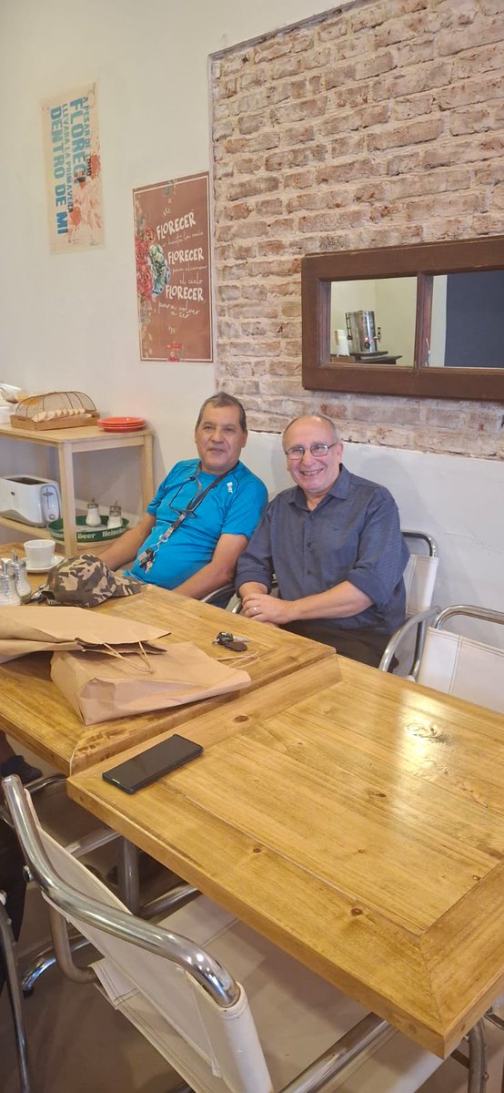 adridami8's tweet photo. Estuvo en Santa Fe el Pte de la Federación de Veteranos de Guerra de la República Argentina  Ramón Lopez visitando la Agrupación 2 de Abril m Veteranos de Guerra de esta ciudad @maxipullaro @_PollettiJuan @VirCoudannes @NataliaArmasB @CamaraDipSF @SenadoSantaFe @HectorLaurenti https://t.co/nTkM8Dcchl
