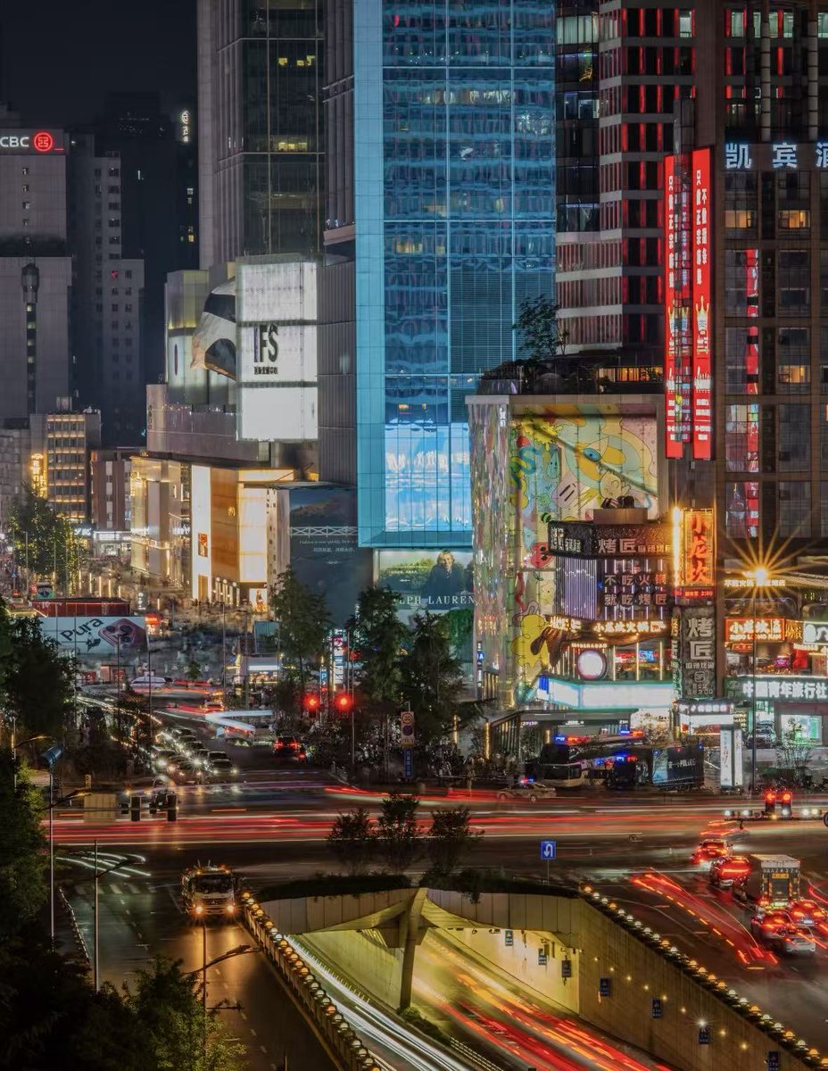 LarocoGelo's tweet photo. The hustle and bustle of #Chengdu Chunxi road at night🌃 https://t.co/Mv6MceupAg