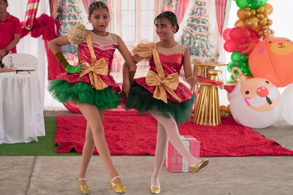Agasajo Navideño 🎄
En un  ambiente lleno de alegría, los niños del  proyecto Semillas de Esperanza y Refuerzo Escolar vivieron un emotivo  agasajo que incluyó un show navideño y la elección de la Princesita de Navidad, momentos que llenaron de ilusión a todos los  presentes.