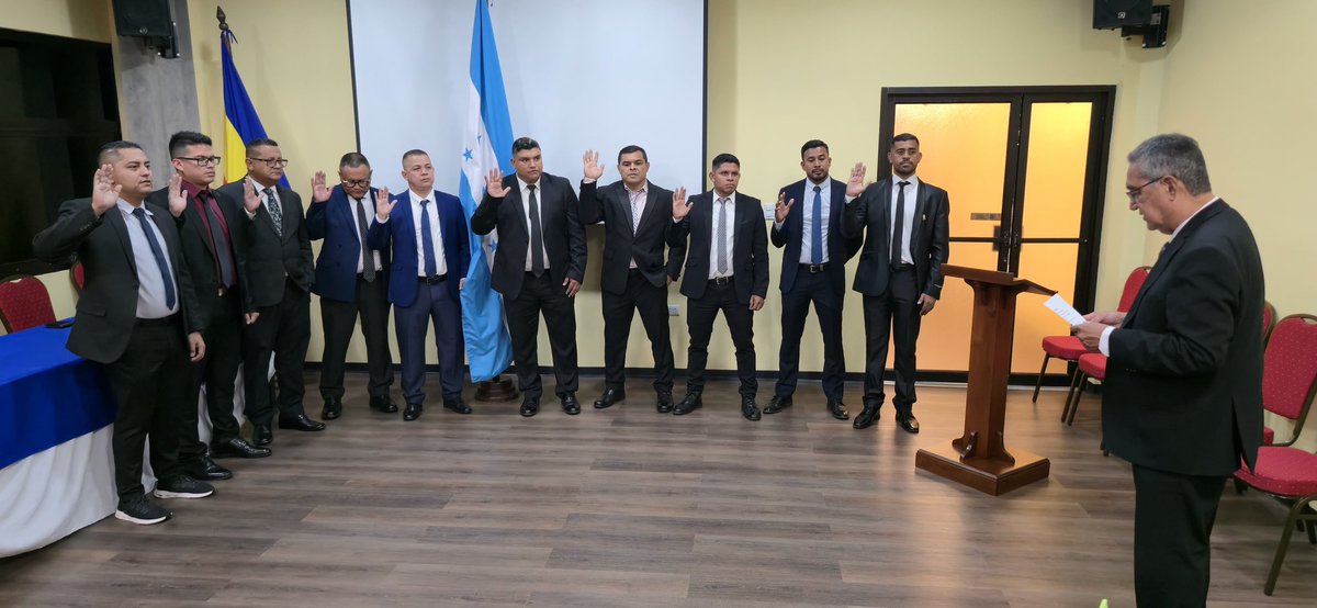 FFH_Honduras's tweet photo. 📋⚽ Juramentado el nuevo grupo de entrenadores que obtienen la Licencia A y Licencia B, como parte del proceso de formación y certificación del fútbol hondureño.

✅Nuevos entrenadores de fútbol Licencia A y B, avalados por la Federación de Fútbol de Honduras a través de la #ENEFUTH. 

#ENEFUTH #FFH #LicenciaA #LicenciaB #FormaciónFFH