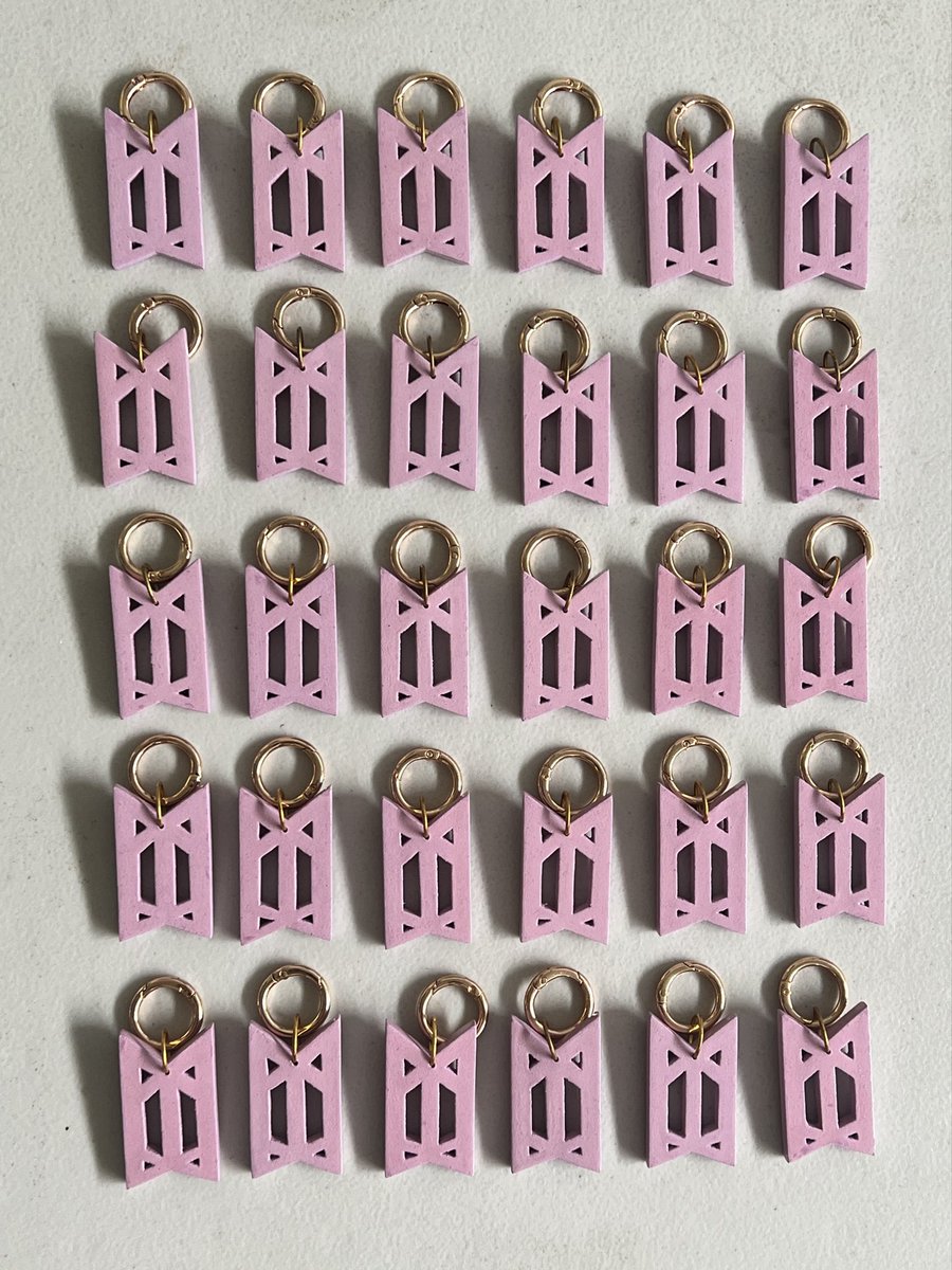 heartworkph's tweet image. intl orders:

usa 🇺🇸 
- apobangpo keychains in lilac

berlin, germany 🇩🇪 
- jungkook brand logo keychain in navy blue

spain 🇪🇸 
- jungkook brand logo keychain in green

rettenbach, germany 🇩🇪 
- d-day x muse guitar pick bag charm

uk 🇬🇧 

- d-day x muse guitar pick bag charm