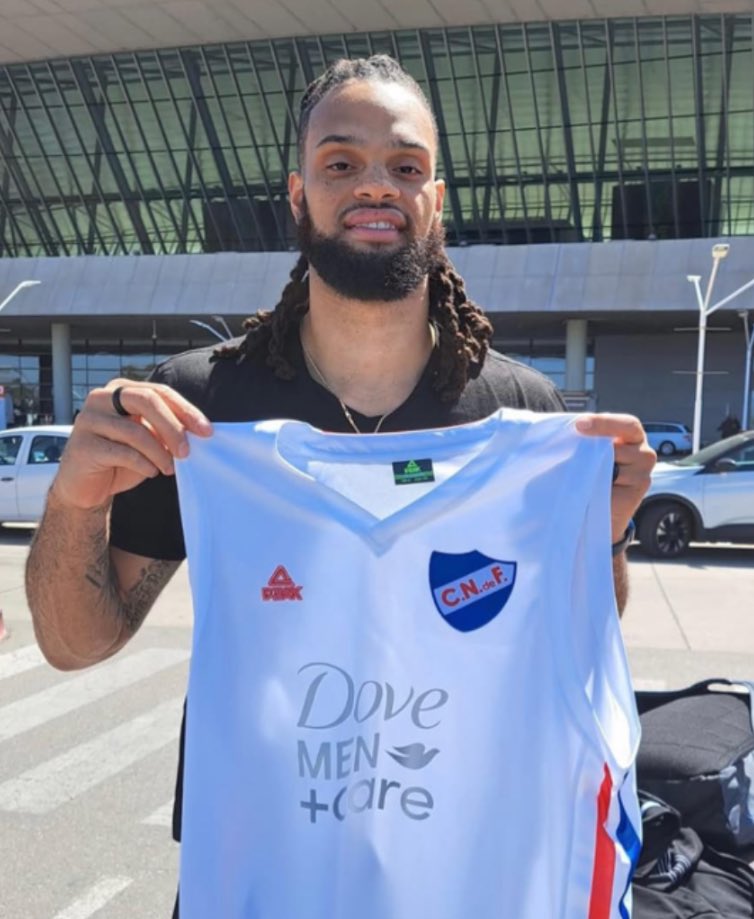 hay días que me despierto extrañando a este tipazo