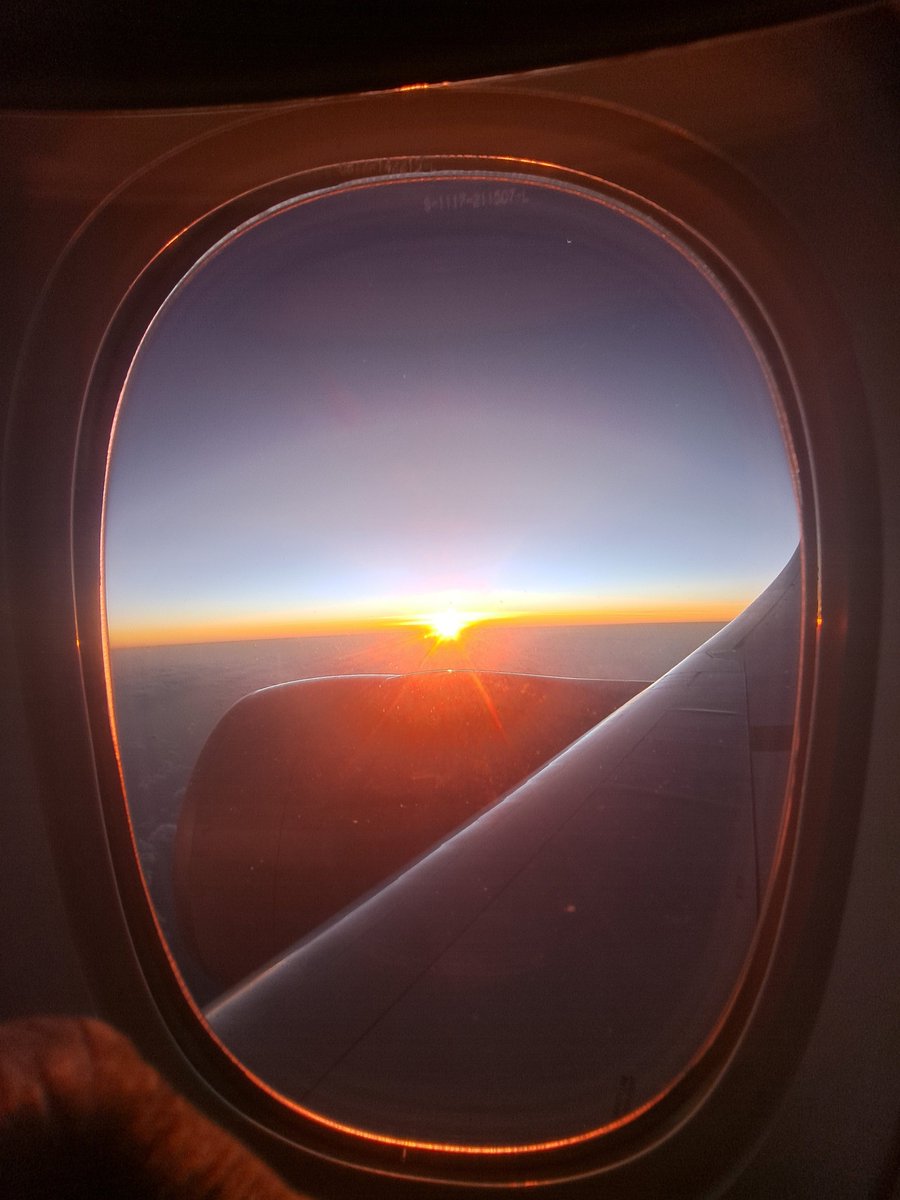 Johnogaga4's tweet image. 2025 wasn’t about one massive breakthrough.
It was a year of quiet, consistent wins stacking up over time.

One big lesson:
Not every project needs to scale.
Not every idea deserves long-term energy.

One unexpected highlight was coaching.
What started spontaneously turned into…