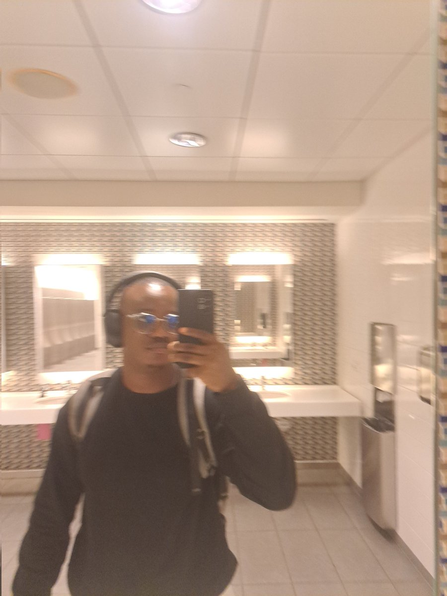 Johnogaga4's tweet image. 2025 wasn’t about one massive breakthrough.
It was a year of quiet, consistent wins stacking up over time.

One big lesson:
Not every project needs to scale.
Not every idea deserves long-term energy.

One unexpected highlight was coaching.
What started spontaneously turned into…