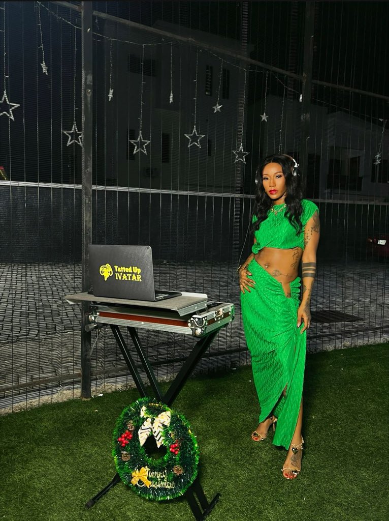 tattedupivatar's tweet photo. Unbothered, unshaken and on top of my game…💃🏽 Swipe to hear Track 1 : the intro to my HELLO mix 😈🎧 (I gave y’all 11 songs in the previous post 👀🔥)

#Ivatar #TattedUpIvatar #TheTattedUpDJ #HelloDecember #BigEnergy https://t.co/8YxIHCYAJ0