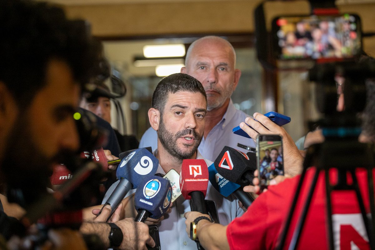 🎙️ Lanzamos los operativos especiales para las Fiestas en Mendoza. El Director General de Relaciones con la Comunidad, junto a Salud y Ambiente, detalló las acciones integrales para garantizar festejos seguros en toda la provincia.