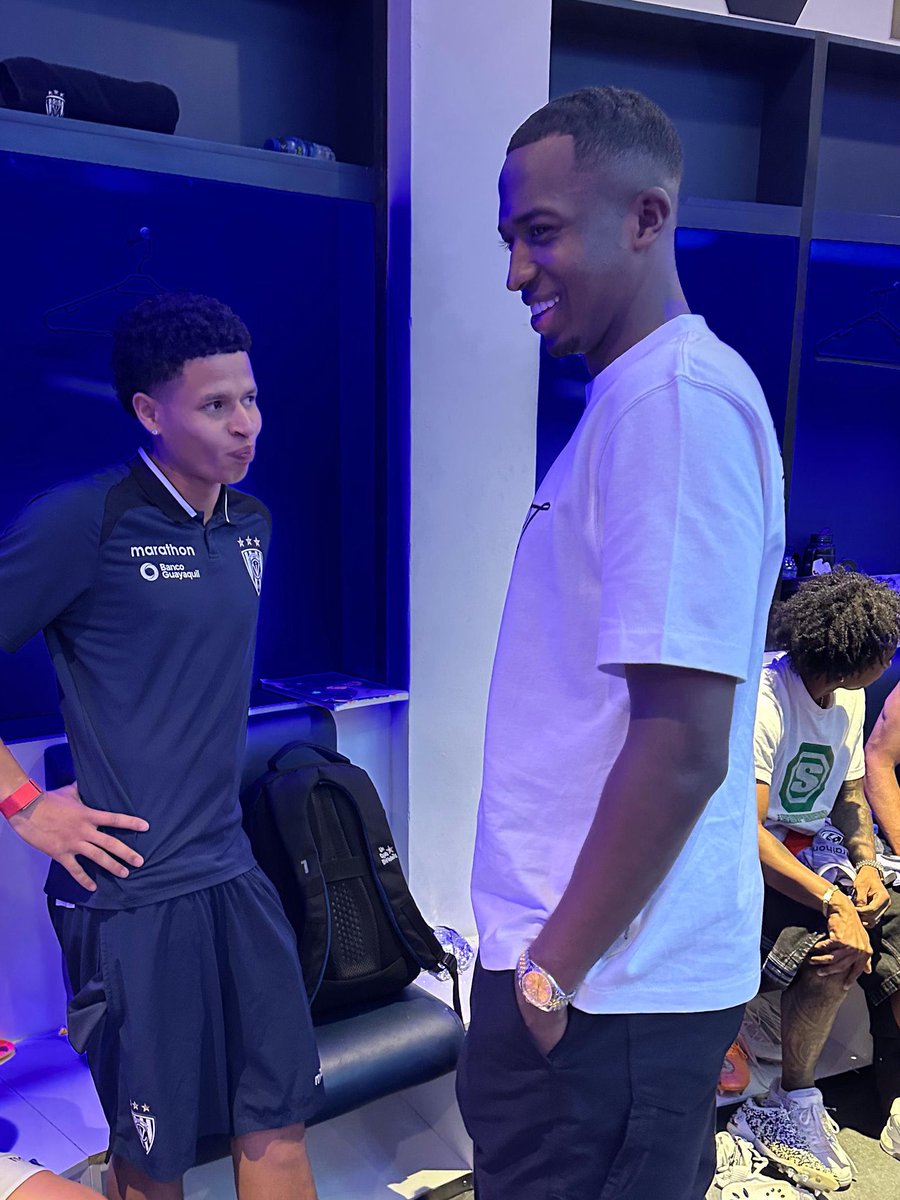 LMDPSG's tweet image. Willian Pacho profite de ses vacances pour retrouver son club formateur 🥰👏