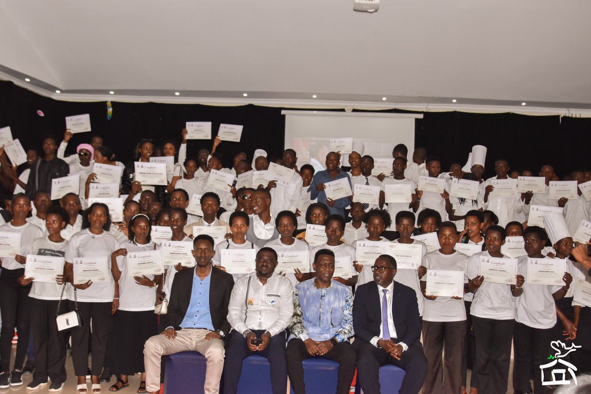 Maison_Shalom's tweet photo. Le Président du CA de la Fondation #MaggyBarankitse a exprimé sa gratitude envers le #Rwanda et #Maggy, ainsi qu’aux étudiants pour leur engagement, en leur rappelant d’utiliser leurs compétences et talents avec sagesse afin de créer un impact positif dans leurs communautés. https://t.co/kTLMDvoCLY