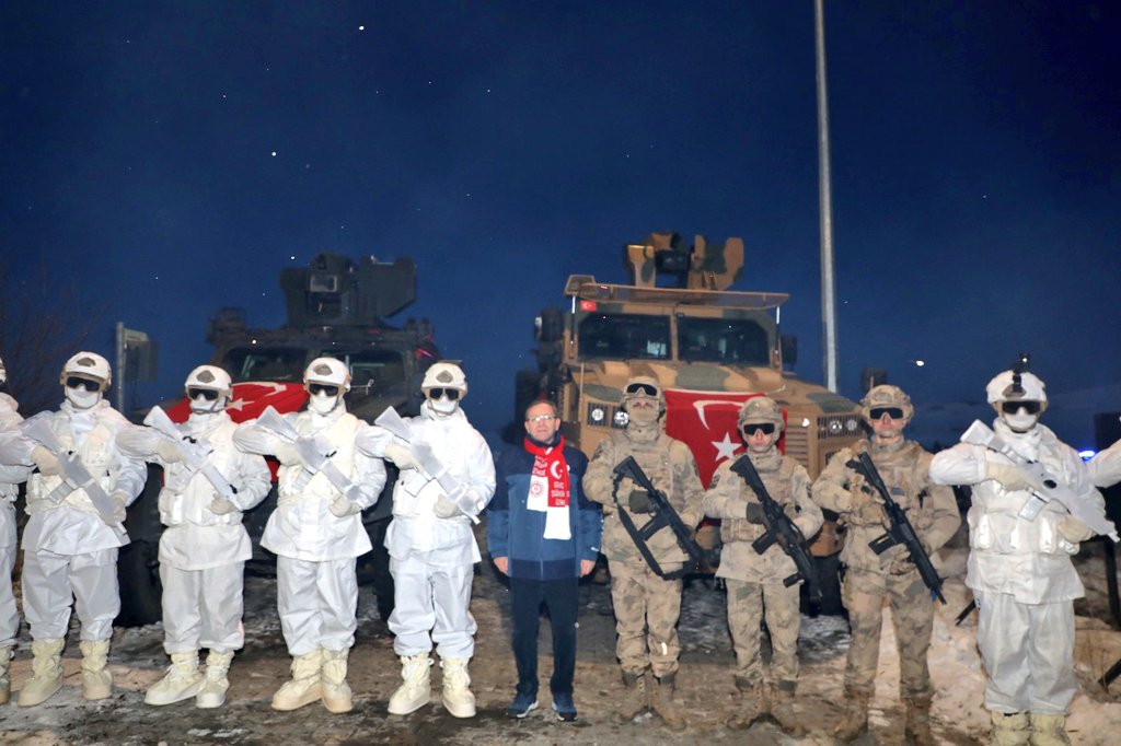 KarsValiligi's tweet photo. 📍#GaziKars #Sarıkamış 

Valimiz Ziya Polat, protokol üyeleri, yüzlerce öğrenci ve vatandaşımız ile birlikte Sarıkamış Harekatı'nın 111. yıl dönümü vesilesiyle Alisofu Şehitliği'nde Aziz Şehitlerimiz anısına düzenlediğimiz Saygı Nöbeti'ne katıldı. 🇹🇷

Tüm Şehitlerimizi rahmet,  minnet ve saygıyla anıyoruz.

@AliYerlikaya
@ziyapolat73 
@TC_icisleri

#SarıkamısŞehitleri 
#BuTopraktaİzinVar 
#TurkiyeŞehitleriyleYürüyor