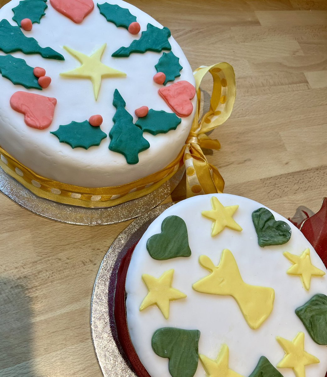 LizWellbyArt's tweet image. I’m only fit for the sofa and a Christmas film, following cake decorating with my nephew (35) and great niece (6)and great nephew (3). @PDArtisans #creativity #cakedecorating #intergenerationalfun #christmas #christmascake