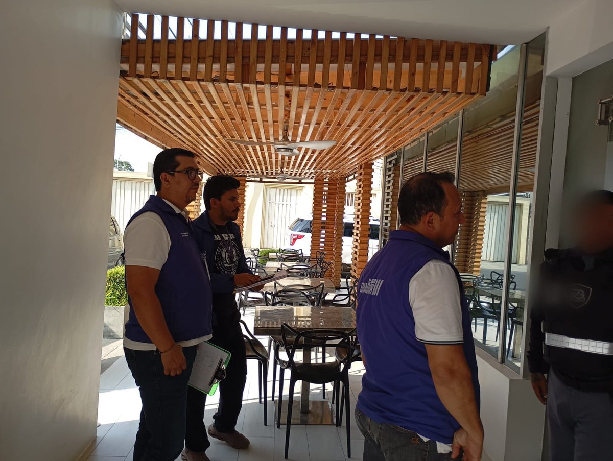 Acess_Ec's tweet image. #Portoviejo | 📍 Junto a @Arcsa_Ec realizamos controles sanitarios a centros estéticos.
La #ACESS, en el marco de sus competencias, verificó que no se realicen procedimientos invasivos.
Fortalecemos el trabajo interinstitucional por la seguridad del paciente.