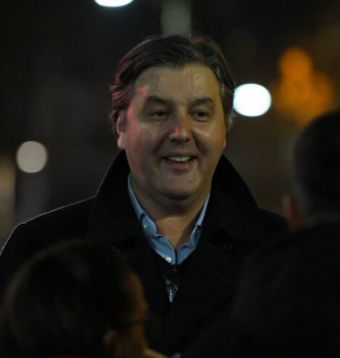 Jučerašnje nedeljno popodne Dejan Bodiroga je proveo u Novom Pazaru. Jedan je od najredovnijih na svim protestnim okupljanjima. Od prvog dana.

Ovog čoveka se ne bi stideli da je na bilo kojoj državnoj funkciji. Šta više, bili bi ponosni...