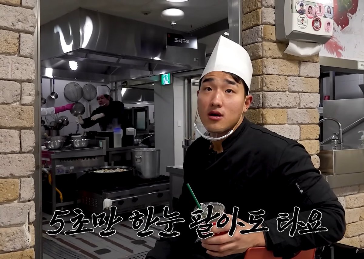 아니군대선임 불러와서 김치제육만들라하고  안현민은  하얀닭볶음탕만들어놓고 썰만풀고있어 가서양념좀만들어ㅅㅂ