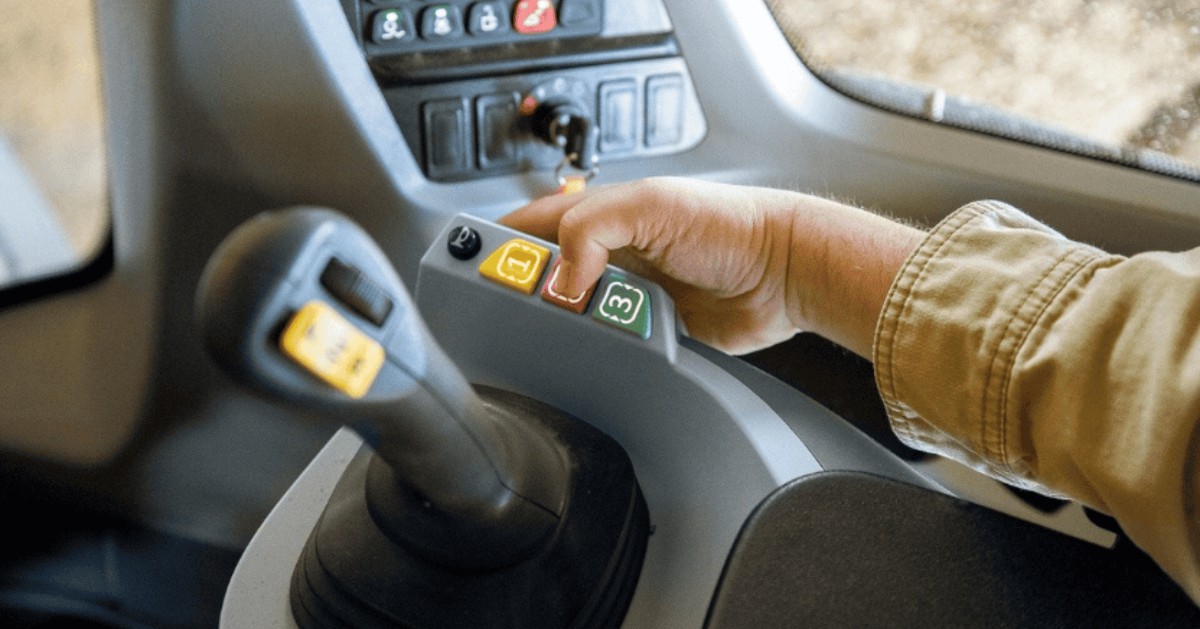 CaseCE's tweet image. The 721G Wheel Loader puts power and precision in your hands. With adjustable electro-hydraulic controls, a touchscreen display and collaborative fleet management technologies, you get swift, smooth, easy operation. 

Discover more at ow.ly/taTw50XARn3.