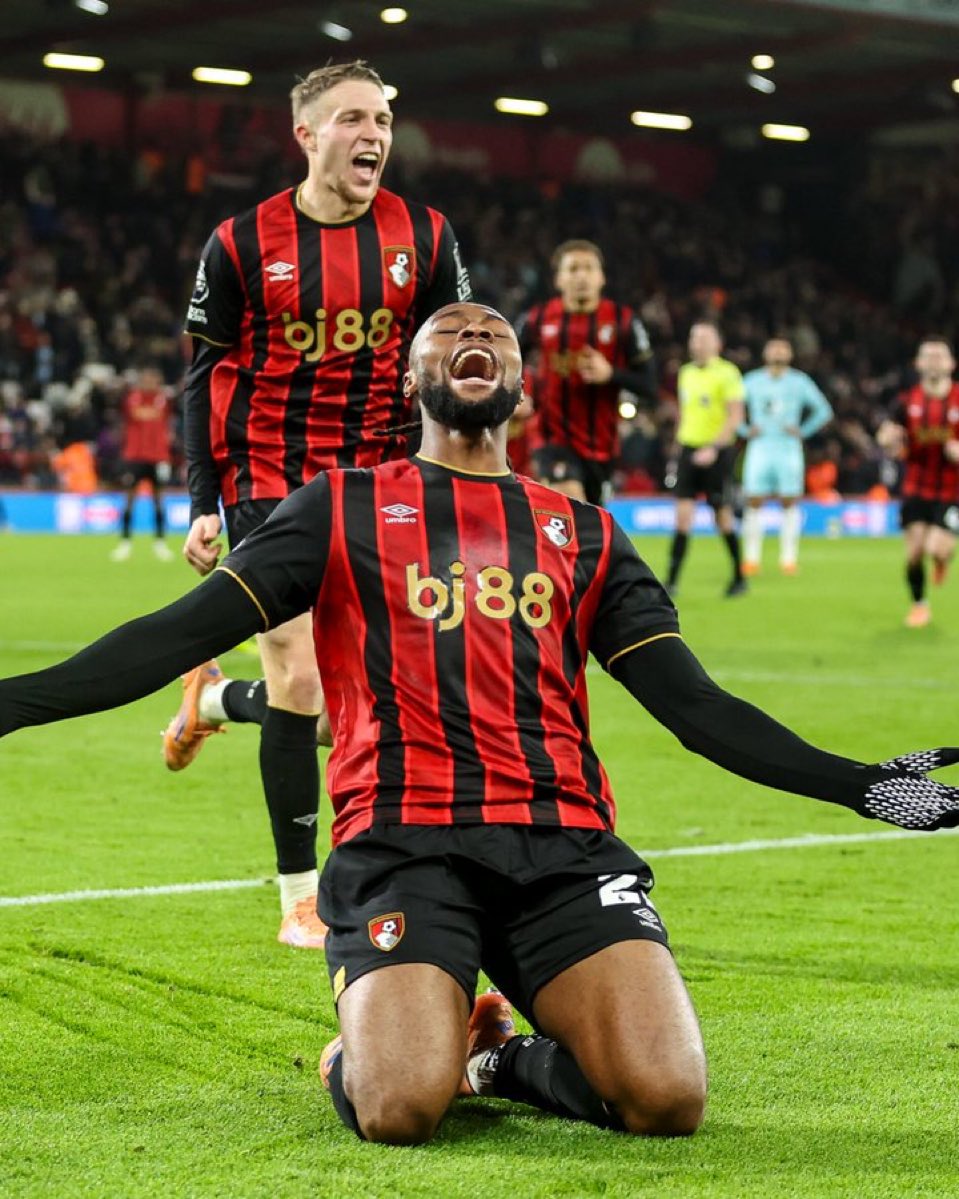 لاعب مثل سيمينيو بعقليته العظيمة مستحيل يرضى يكون دكة بنادي صغير مثل السيتي

مانشستريونايتد هو افضل وجهه للاعب و راح تتوفر له جميع سُبل النجاح و مكانه جاهز بالتشكيلة عكس السيتي .. السيتي راح يعطيه راتب اكبر ولكن راح يرفض اموال السيتي و يقبل عرض كبير و زعيم إنجلترا مانشستريونايتد