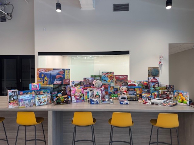 🎅🎁 Our Cambridge team proudly rolled through the 45th Annual Hespeler Santa Claus Parade with a decked out propane truck, collected 425 lbs of food for the Cambridge Food Bank, and donated toys to CTV’s Toy Mountain to support local families!

#CommunityGiving #SuperiorPropane