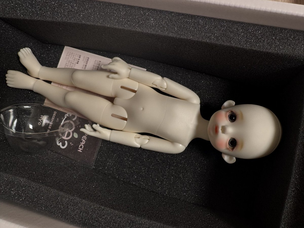 #트인덕장터
플러피치 아요 21만 택비포함
코에 메이크업 까짐 있고 까지면서 바로 밑에 크랙이 생겼는데 아마 코팅제 크랙인것 같아요ㅜㅜ 23년분이고 메이크업 비용은 제외했습니다. 안구없이 본체만 가요!