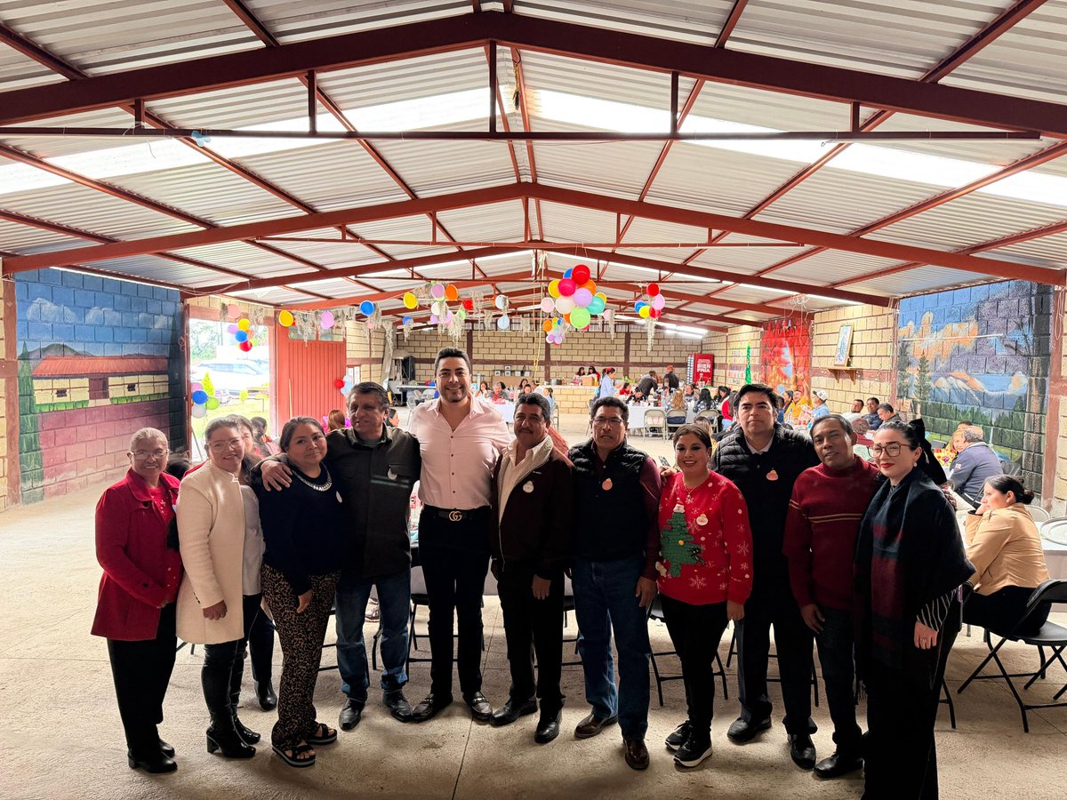 RMCMMMM's tweet photo. 🫂 ¡Gracias amigas y amigos docentes de primarias por la invitación a este convivio navideño! 🪅 🥳

Que nos da el espacio para reflexionar sobre el camino recorrido este año y cada meta que debemos alcanzar en favor de la educación de las niñas y niños de nuestro Municipio. 📖 https://t.co/LpYFq5LCXE